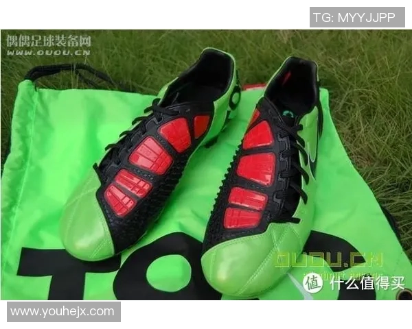 穿T90足球鞋的球星们：速度与力量的完美结合助力赛场制胜
